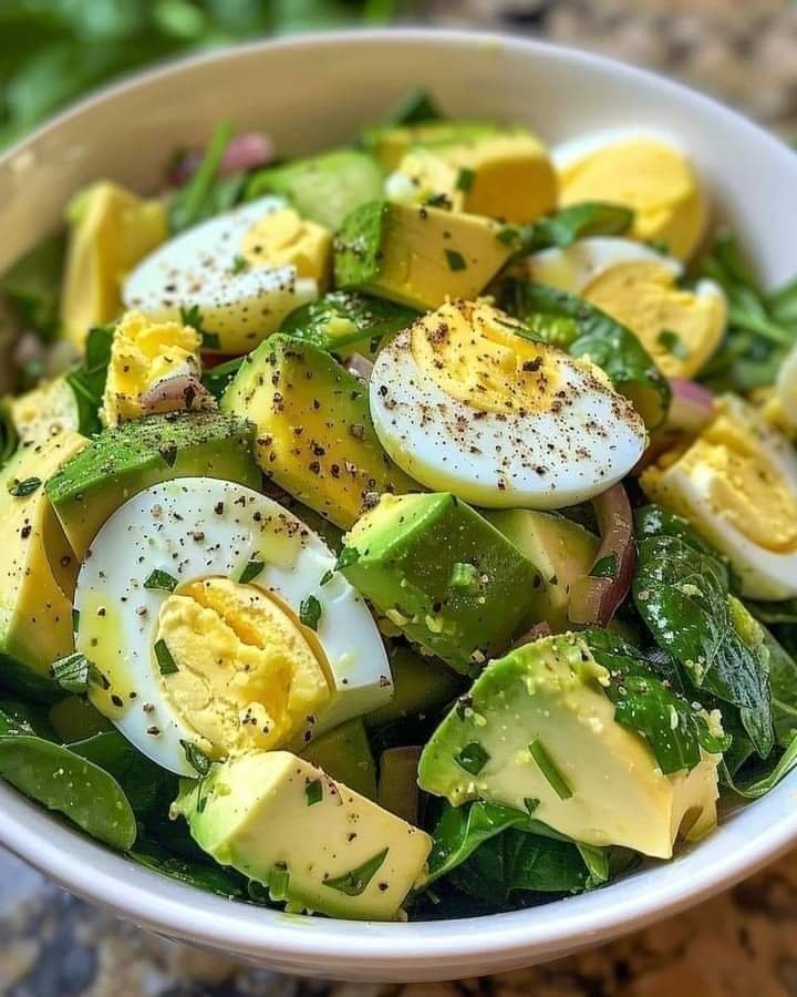 NutriologoGiron's tweet photo. ENSALADA PARA TU CENA

Ingredientes:
-31g Aguacate 
-2 piezas de huevo 
-1 taza de espinacas
-5 ml de aceite de oliva

264 calorías https://t.co/otMsVMPaga