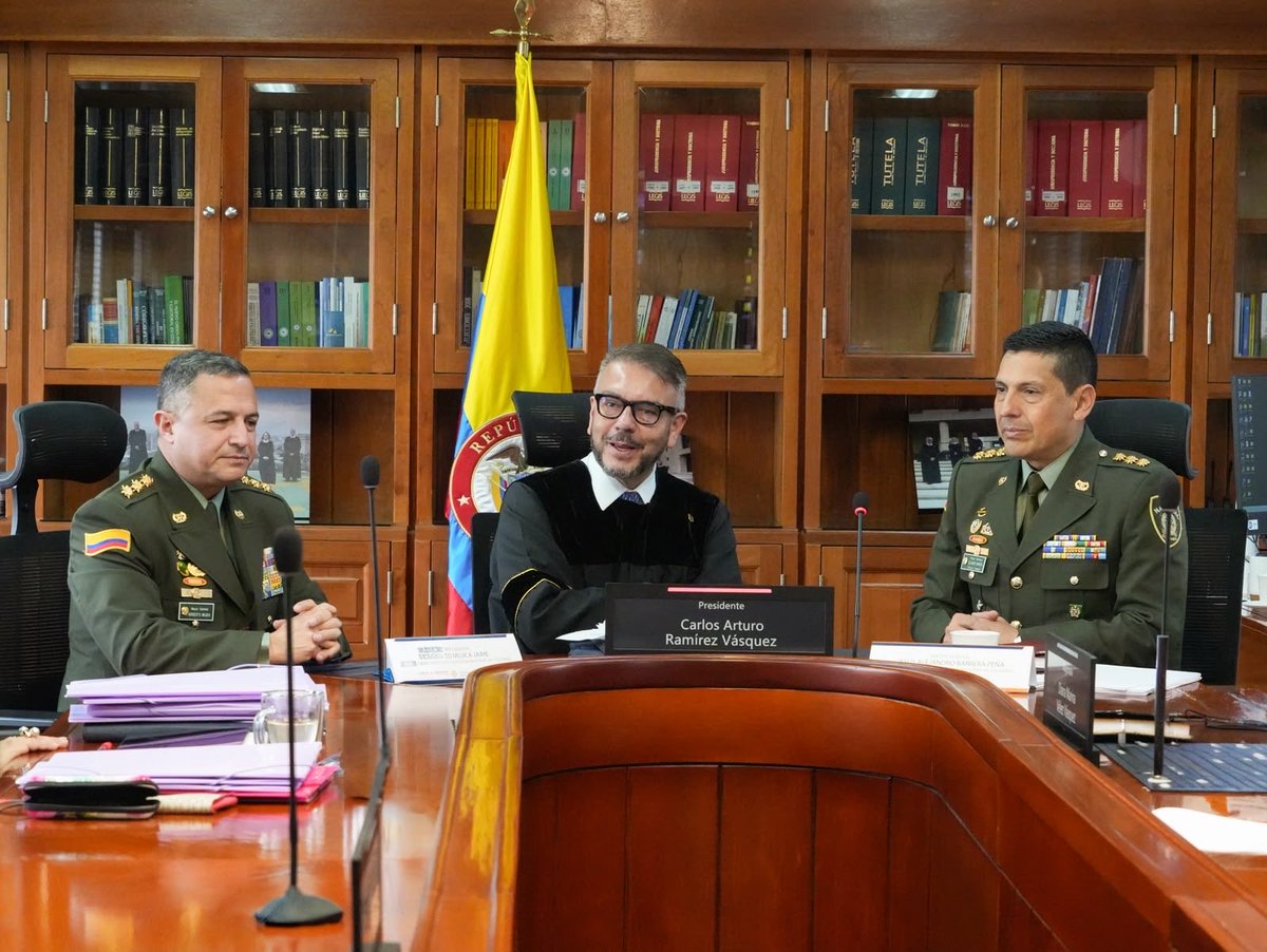 CNDJ_Col's tweet photo. La Comisión Nacional de Disciplina Judicial recibió esta mañana la visita del Director de la @PoliciaColombia, Mayor General Jesús Alejandro Barrera, y de su Subdirector, Mayor General Norberto Mujica. 

Un encuentro de cooperación institucional con el presidente de la Corte, Dr. Carlos Arturo Ramírez, y los magistrados de la Sala Plena, orientado al fortalecimiento de la justicia con un enfoque cercano y efectivo. 

Durante el diálogo se destacó la importancia de la capacitación para impulsar la policía judicial como apoyo fundamental a los procesos e investigaciones de la jurisdicción disciplinaria.