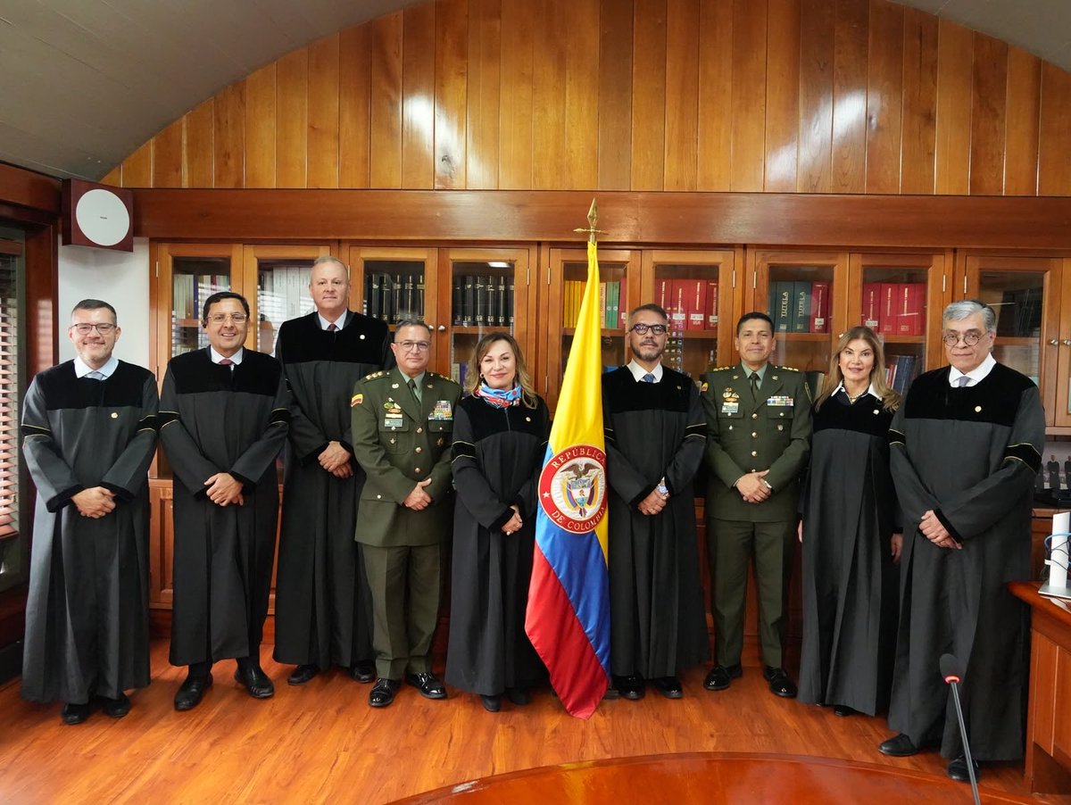 CNDJ_Col's tweet photo. La Comisión Nacional de Disciplina Judicial recibió esta mañana la visita del Director de la @PoliciaColombia, Mayor General Jesús Alejandro Barrera, y de su Subdirector, Mayor General Norberto Mujica. 

Un encuentro de cooperación institucional con el presidente de la Corte, Dr. Carlos Arturo Ramírez, y los magistrados de la Sala Plena, orientado al fortalecimiento de la justicia con un enfoque cercano y efectivo. 

Durante el diálogo se destacó la importancia de la capacitación para impulsar la policía judicial como apoyo fundamental a los procesos e investigaciones de la jurisdicción disciplinaria.