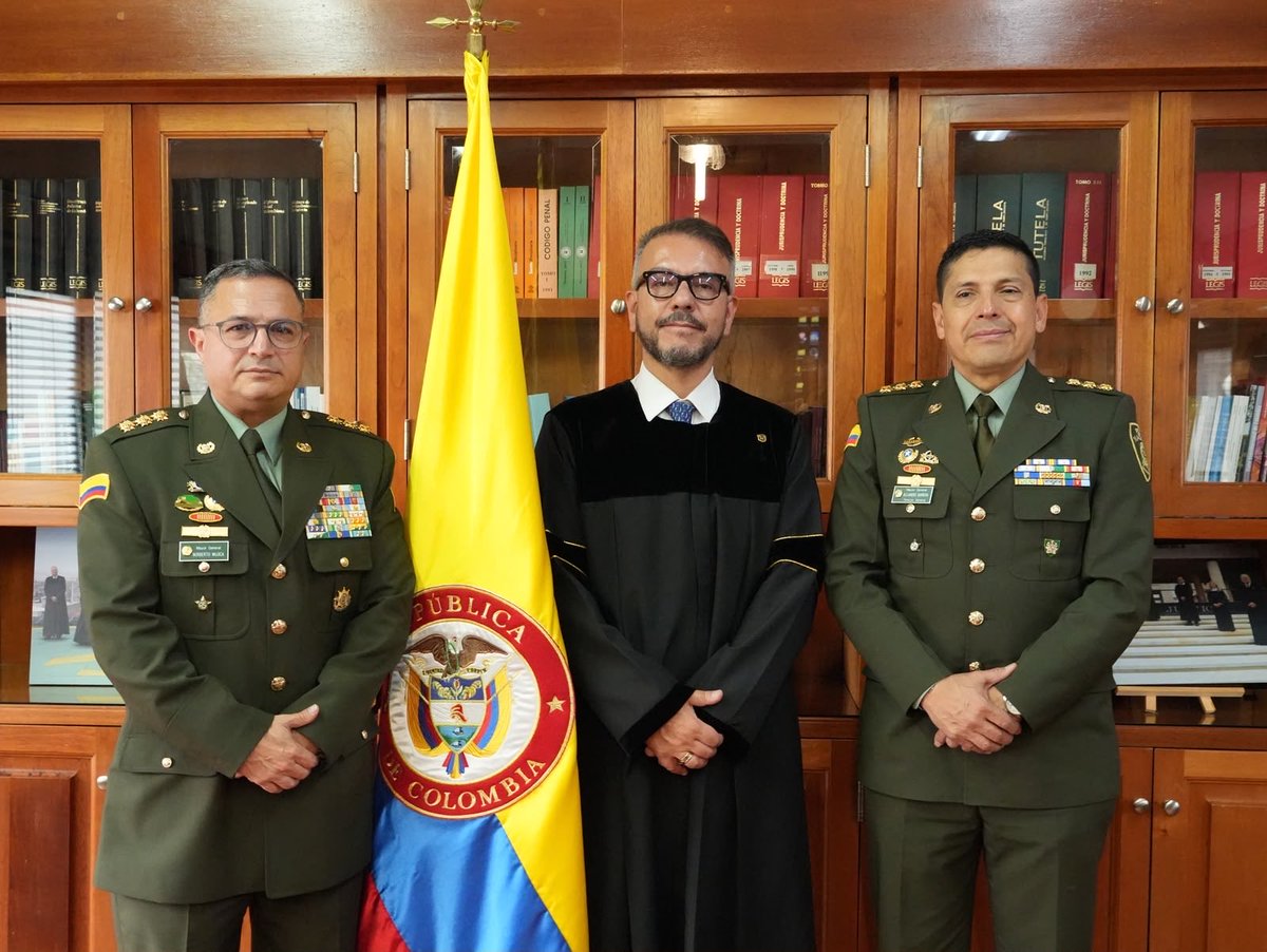 CNDJ_Col's tweet photo. La Comisión Nacional de Disciplina Judicial recibió esta mañana la visita del Director de la @PoliciaColombia, Mayor General Jesús Alejandro Barrera, y de su Subdirector, Mayor General Norberto Mujica. 

Un encuentro de cooperación institucional con el presidente de la Corte, Dr. Carlos Arturo Ramírez, y los magistrados de la Sala Plena, orientado al fortalecimiento de la justicia con un enfoque cercano y efectivo. 

Durante el diálogo se destacó la importancia de la capacitación para impulsar la policía judicial como apoyo fundamental a los procesos e investigaciones de la jurisdicción disciplinaria.