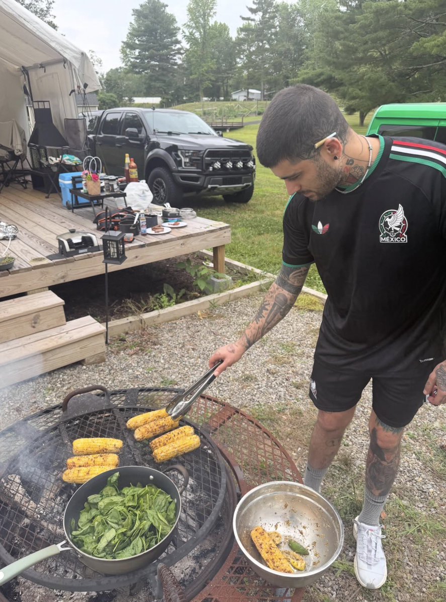 ZaynJMMex's tweet photo. Zayn con la playera de México y su salsa Valentina 

@zaynmalik hermano, ya eres mexicano (más que confirmado) https://t.co/n7GpeVrKyk