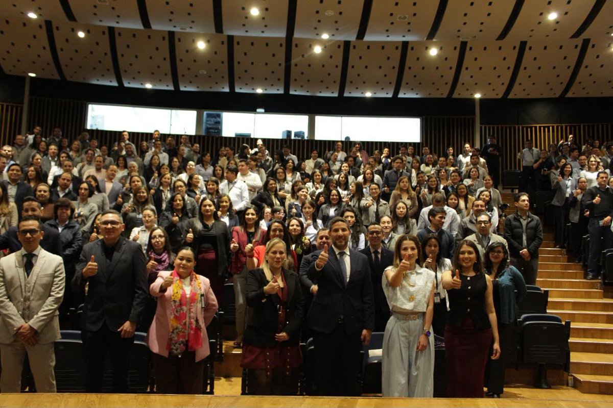ECU911_'s tweet photo. 📍#Quito | El Director General del #ECU911, @JCPaladines , y la Directora del @SRIoficialEc , @AlexaNavarreteR , lideraron la jornada de capacitación sobre el uso del #BotónVioletaECU911.

🤝 Las autoridades destacaron la importancia de capacitar a los servidores que mantienen contacto directo con mujeres que pudieron haber sido víctimas de episodios de violencia.

Fortalecemos la empatía, prevención y respuesta inmediata ante casos de violencia contra la mujer.

El #BotónVioletaSalvaVidas 💜