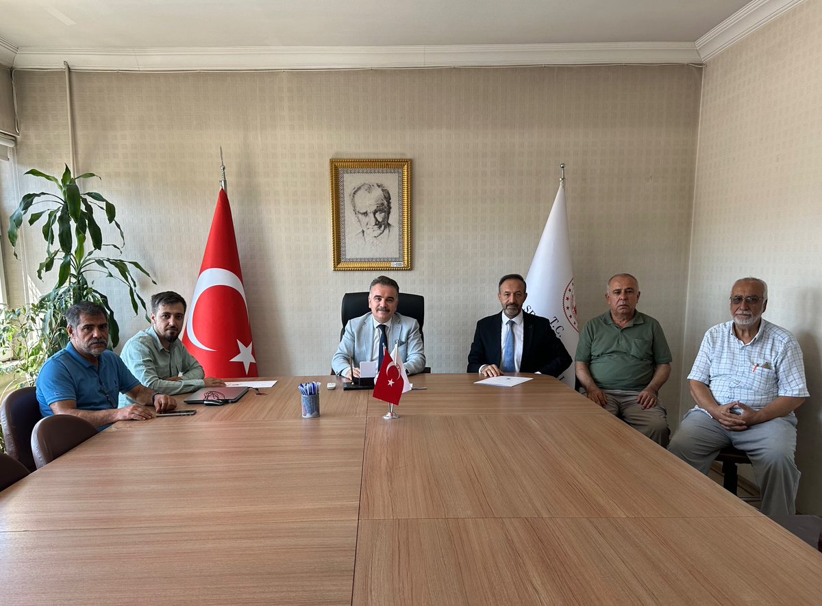 Sehitkamilkyk27's tweet photo. Asrın felaketi 6 şubat depreminde  hasar gören. Bilal-i Habeşi Camii’nin Yeniden İnşaası için Kaymakamlığımız, ilçe Müftülüğümüz, Bilal-i Habeşi Camii Derneği ve hayırseverlerimiz arasında Yapım Protokolü  İmzalandı. ⬇️ 
 https://t.co/YPjzfBA6CB https://t.co/zdVbmfjBS1