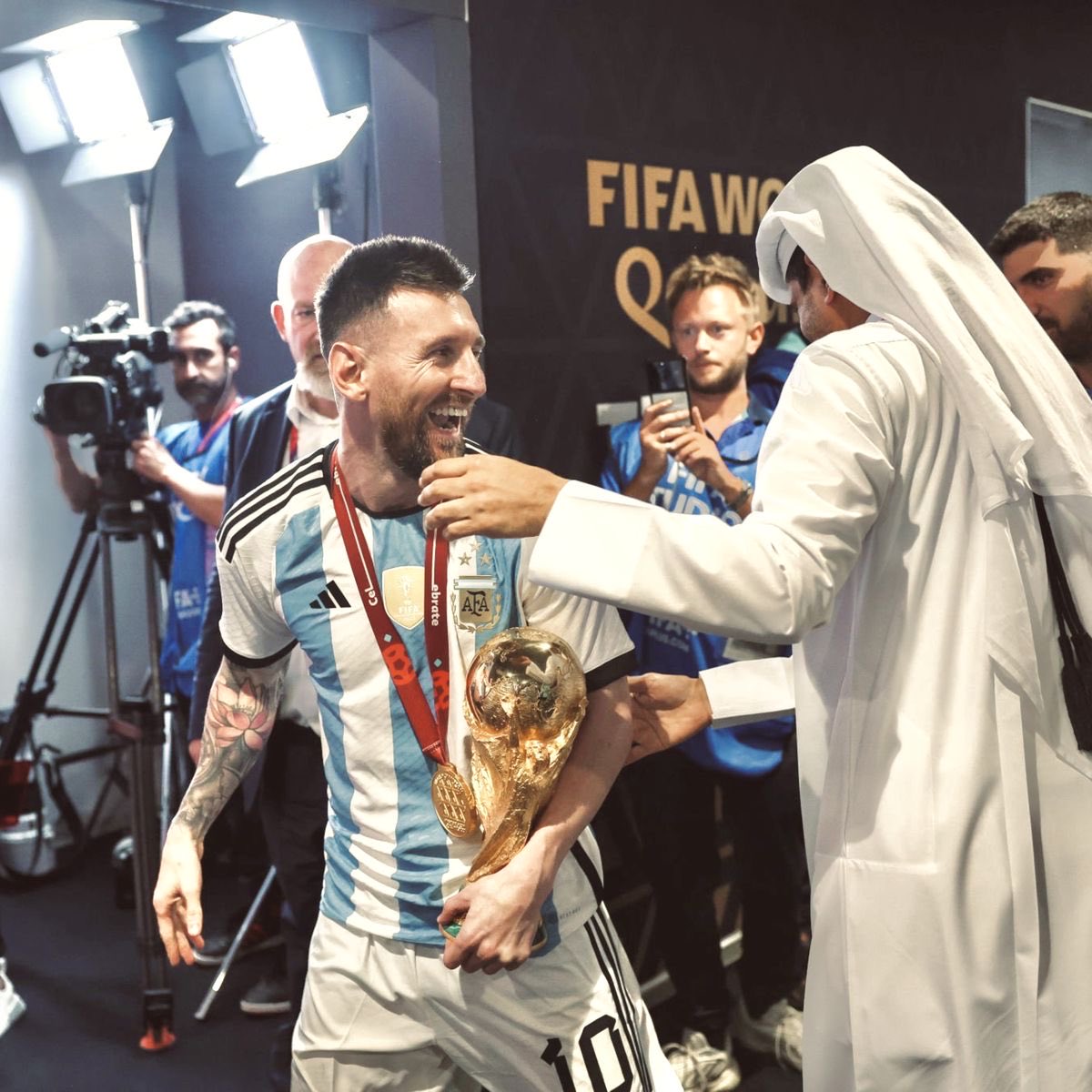 18bnf's tweet photo. ذي افضل صوره لميسي مع الشيخ تميم وكاس العالم https://t.co/NFlpyLRVvW