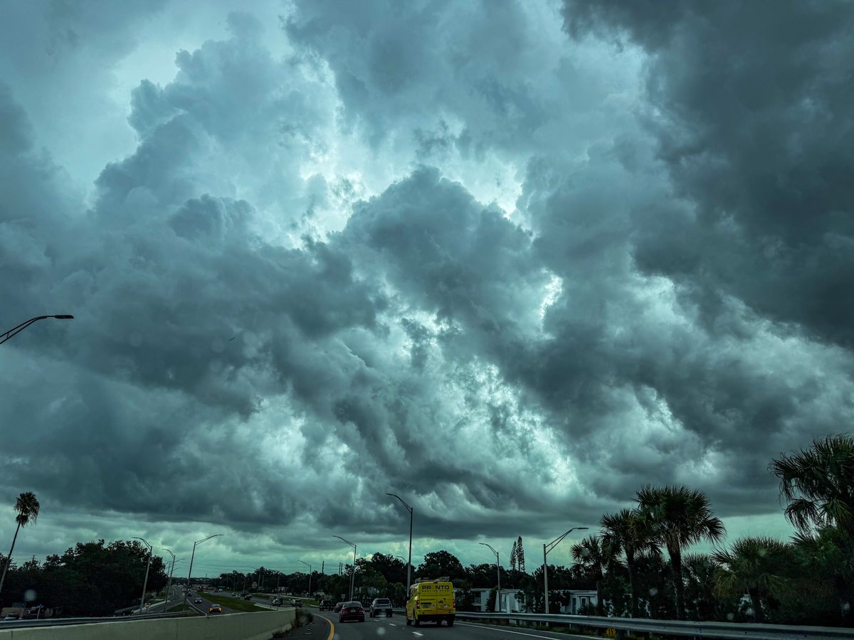 LooksLikeWx's tweet photo. Pinellas Park FL -August 20th 12:01pm- https://t.co/devO6NKVd0