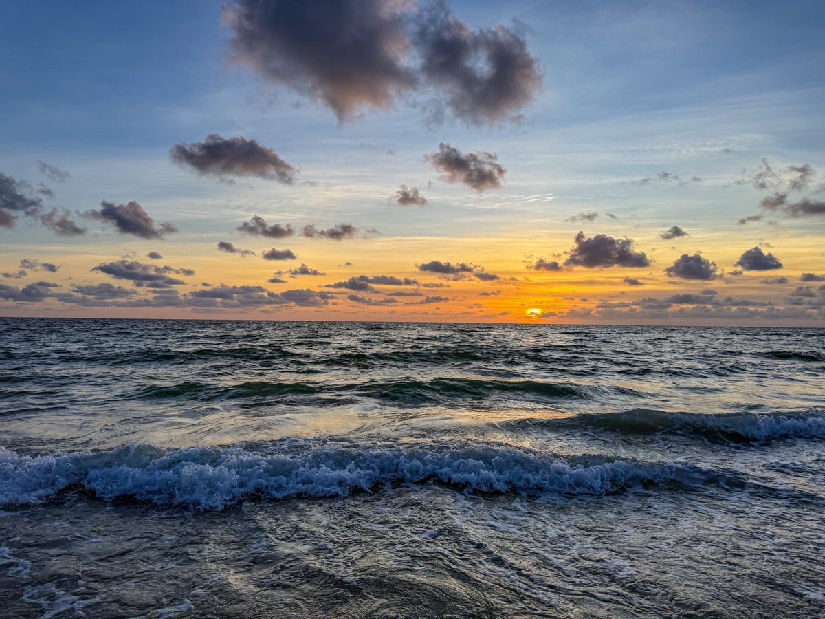 LooksLikeWx's tweet photo. St Pete Beach -June 14th 8:21pm- https://t.co/ZnfaldHtDK