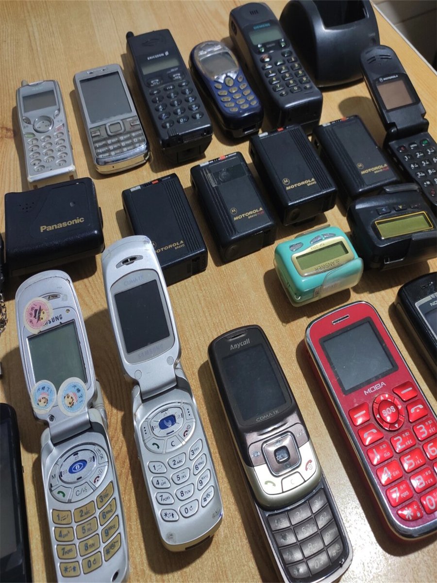 Michasiaxdd's tweet photo. Just swapped my old flip phone for a smart one—finally join 2024! No more missing important texts, hello to easy navigation ， https://t.co/Ktc19k829S