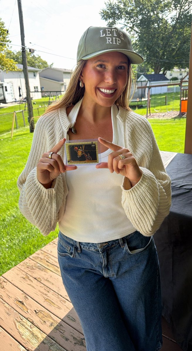 hannahalbrecht7's tweet photo. Just opened my first blaster box... is this good?🤪 
 
Topps Chrome Update Kareem Abdul Jabbar Minion Superfractor 1/1 - talk to me nice!!!!🤭 https://t.co/ytXTYZ2rqF