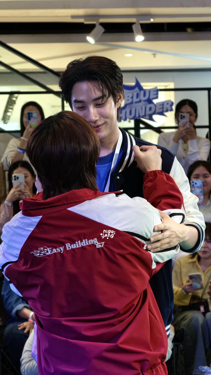 nigajang's tweet photo. แล้วสายตาอะไรขนาดนั้นอ่ะปะป๊าาา

TFO AT THE MALL LIFESTORE AFTER MATCH
#TleFirstone #เติ้ลเฟิร์สวัน 
#TheMallNgamwongwanXTleFirstone https://t.co/8TG2W0cpd2