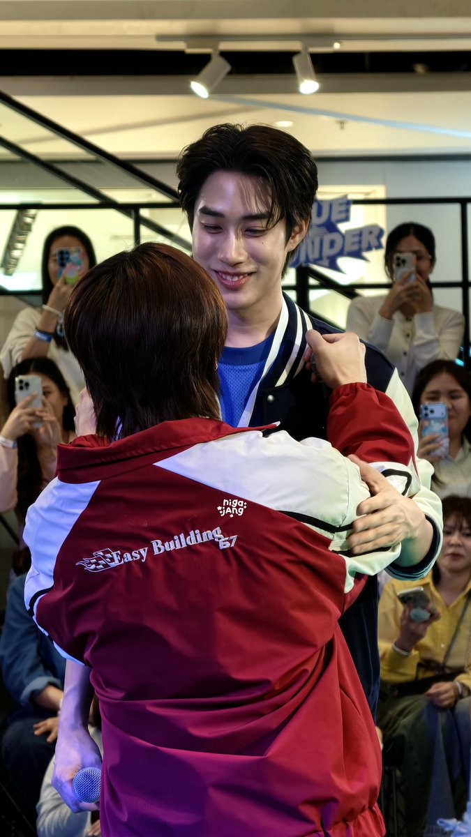 nigajang's tweet photo. แล้วสายตาอะไรขนาดนั้นอ่ะปะป๊าาา

TFO AT THE MALL LIFESTORE AFTER MATCH
#TleFirstone #เติ้ลเฟิร์สวัน 
#TheMallNgamwongwanXTleFirstone https://t.co/8TG2W0cpd2