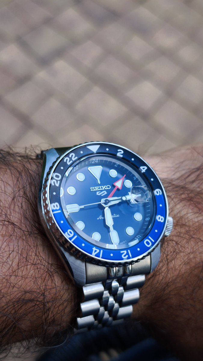 Sikorek2's tweet photo. @MrWhitie Alpinist na propsie , u mnie z Seiko ostatnio Diverek GMT. W świetle kolorki robią swoje. https://t.co/j8hZOJ4JIN
