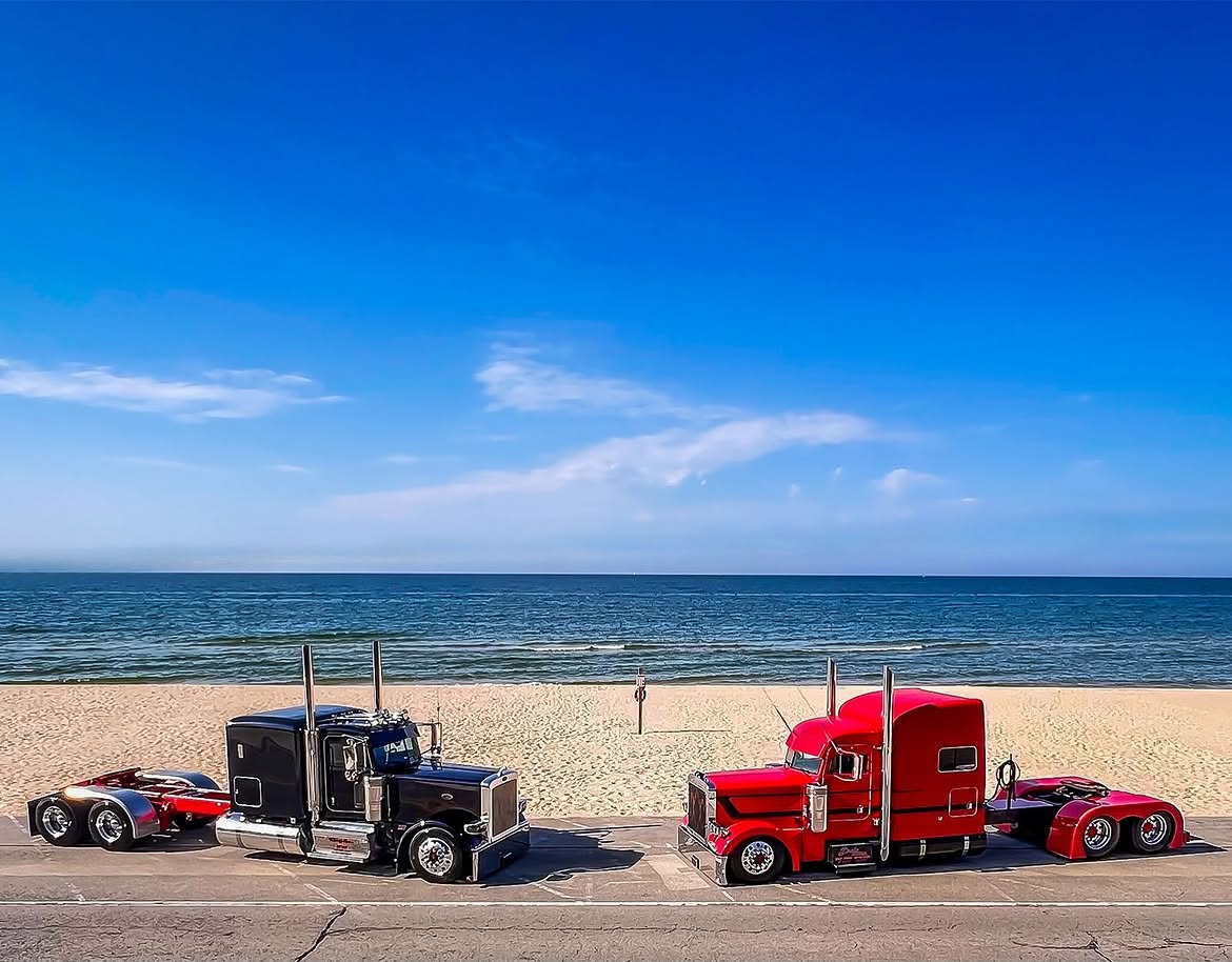 PeterbiltMotors's tweet photo. Coastal cruising with the classics. Nothing beats a Peterbilt with a view.
#Peterbilt #PeterbiltTrucks #PeterbiltPride #ClassPays #Summer https://t.co/IDFoYuiMci