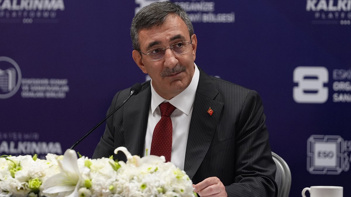 dunyagazetesii's tweet photo. Cumhurbaşkanı Yardımcısı Yılmaz: Gıda fiyatları haftalık takip edilecek

Cumhurbaşkanı Yardımcısı Cevdet Yılmaz, gıda fiyatlarının haftalık bazda takip edileceğini ve arz-talep gelişmelerinin ön uyarı sistemiyle izleneceğini açıkladı. Eskişehir için 10 milyar dolarlık ihracat hedefi ortaya koyan Yılmaz, kentte planlanan mega endüstriyel bölgenin demiryolu bağlantıları, çalışan lojmanları ve sanayi kolejlerini içeren entegre bir üretim üssü olacağını söyledi.