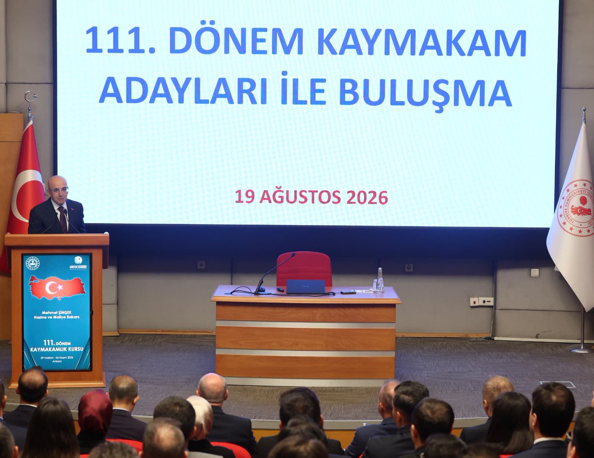 turanbulent's tweet photo. Devlet geleneği; hem yazılı kurallarla, hem de devlet adamlarımızın hafızalarındaki yüzyıllara dayanan tecrübe ve birikimin, nesilden nesile aktarılmasıyla oluşur.

Hazine ve Maliye Bakanımız sayın @memetsimsek  111. dönem kaymakamlık kursumuza katılarak tecrübelerini ve geleceğe dair öngörülerini genç kaymakamlarımızla paylaştı, kendilerine şükranlarımızı sunuyoruz.

Bu devlet bizim, gelecek bizim.

@TC_icisleri
@icisleri_egitim