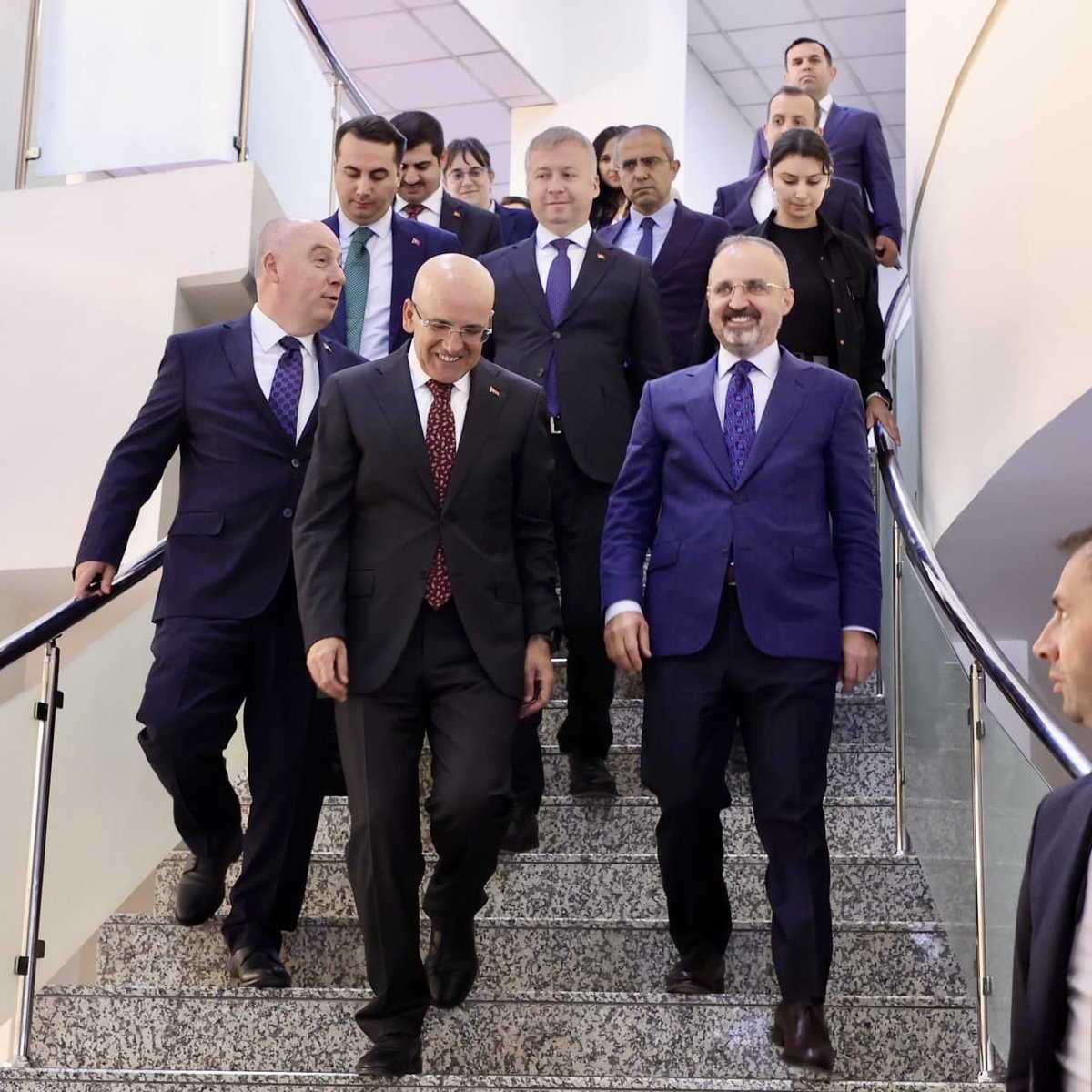 turanbulent's tweet photo. Devlet geleneği; hem yazılı kurallarla, hem de devlet adamlarımızın hafızalarındaki yüzyıllara dayanan tecrübe ve birikimin, nesilden nesile aktarılmasıyla oluşur.

Hazine ve Maliye Bakanımız sayın @memetsimsek  111. dönem kaymakamlık kursumuza katılarak tecrübelerini ve geleceğe dair öngörülerini genç kaymakamlarımızla paylaştı, kendilerine şükranlarımızı sunuyoruz.

Bu devlet bizim, gelecek bizim.

@TC_icisleri
@icisleri_egitim