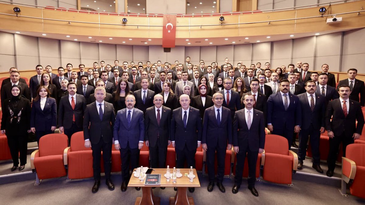 turanbulent's tweet photo. Devlet geleneği; hem yazılı kurallarla, hem de devlet adamlarımızın hafızalarındaki yüzyıllara dayanan tecrübe ve birikimin, nesilden nesile aktarılmasıyla oluşur.

Hazine ve Maliye Bakanımız sayın @memetsimsek  111. dönem kaymakamlık kursumuza katılarak tecrübelerini ve geleceğe dair öngörülerini genç kaymakamlarımızla paylaştı, kendilerine şükranlarımızı sunuyoruz.

Bu devlet bizim, gelecek bizim.

@TC_icisleri
@icisleri_egitim