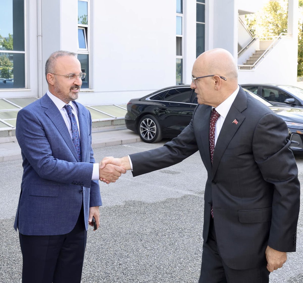 turanbulent's tweet photo. Devlet geleneği; hem yazılı kurallarla, hem de devlet adamlarımızın hafızalarındaki yüzyıllara dayanan tecrübe ve birikimin, nesilden nesile aktarılmasıyla oluşur.

Hazine ve Maliye Bakanımız sayın @memetsimsek  111. dönem kaymakamlık kursumuza katılarak tecrübelerini ve geleceğe dair öngörülerini genç kaymakamlarımızla paylaştı, kendilerine şükranlarımızı sunuyoruz.

Bu devlet bizim, gelecek bizim.

@TC_icisleri
@icisleri_egitim