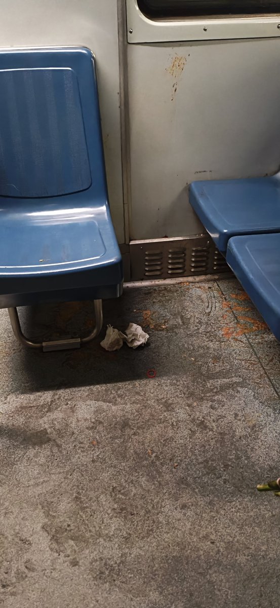 YaveSet's tweet photo. @MetroCDMX En metro de la Linea A, en el vagón F P. R. 3026 está muy sucio y casi se cae alguien https://t.co/RuVcMLEMEb