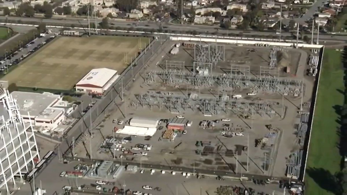 Elan_Sykes's tweet photo. IN DEFENSE OF THE 49ERS SUBSTATION

Substations pose no health threat to players and my loose statistical exploration shows no relationship between substation proximity and injury rate.

We need to expand the grid and conspiracies don't help. https://t.co/hfilvYZl7e