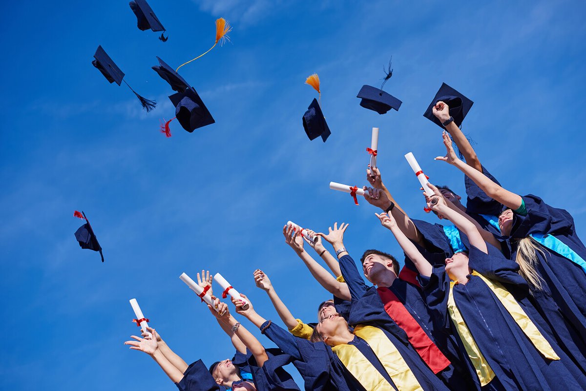 DahmsKristee's tweet photo. [Grad cap toss, sun on faces, 4 years of late nights u0026 laughs done. Grateful for every person u0026 lesson. On to the next chapter ]， https://t.co/G0iXIQ4Dwg