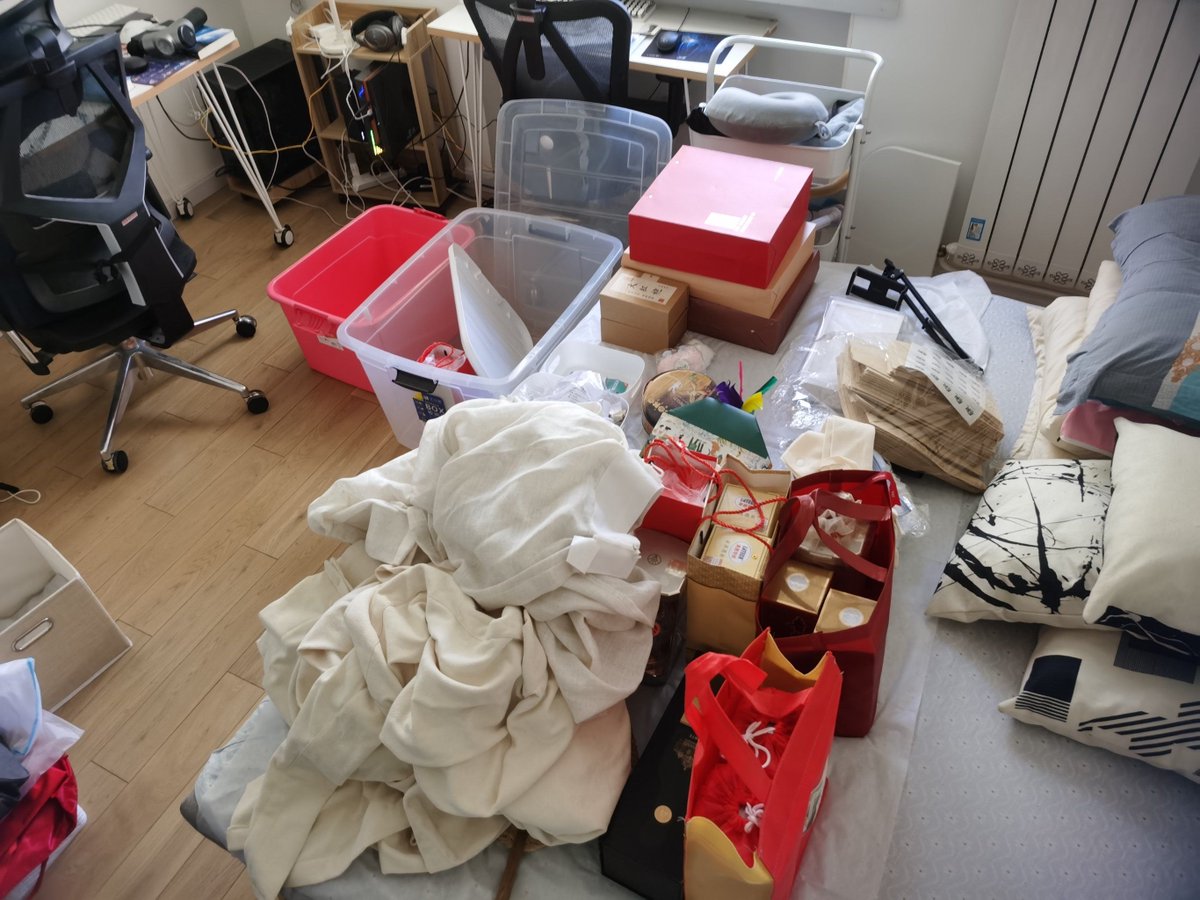 StwFitri's tweet photo. Tackled my old stuff pile today! Donated 3 bags of unused clothes, sorted out 2 dusty books I’ll never re-read, and only kept the small ceramic mug that actually gets used. Small win, big clearing. https://t.co/x3yBu6Jobv
