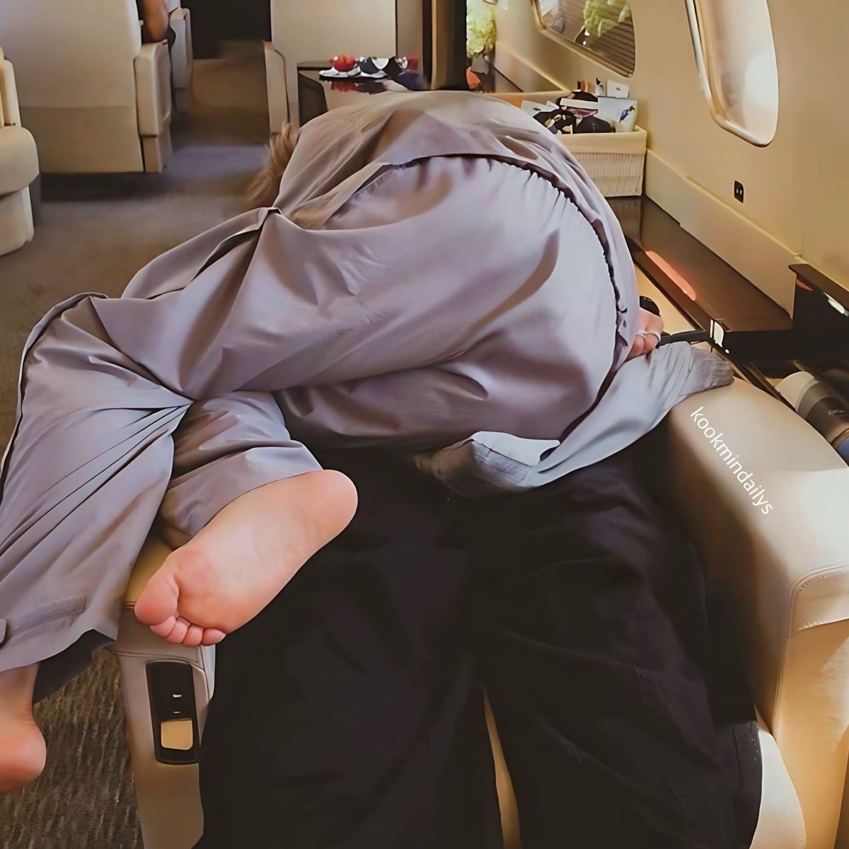 kookmi_17's tweet photo. Solo vengo a recordarles esta foto iconica😌 https://t.co/dWFNtb9iOD