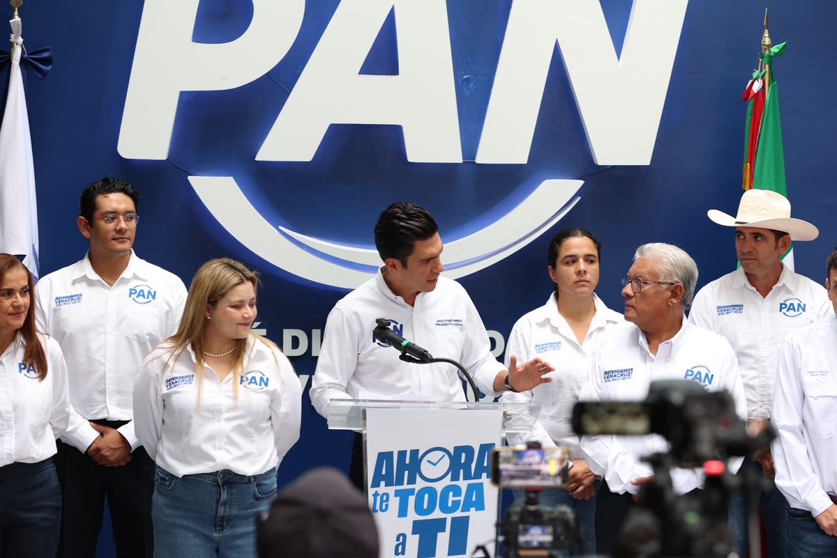 JorgeRoHe's tweet photo. Desde Veracruz, en conferencia de prensa junto a @anacristinalede, presidenta del @VeracruzPAN, hablamos sobre la situación que vive el estado, el caso de Andy López Beltrán y los retos rumbo a 2027. #RespondeAndy 

En @AccionNacional queremos que a Veracruz y a México les vaya bien, por eso seguiremos trabajando para defender a las familias y construir un mejor futuro. 🇲🇽

#PatriaFamiliaYLibertad