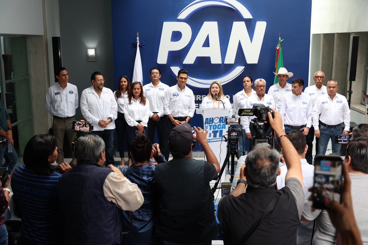 JorgeRoHe's tweet photo. Desde Veracruz, en conferencia de prensa junto a @anacristinalede, presidenta del @VeracruzPAN, hablamos sobre la situación que vive el estado, el caso de Andy López Beltrán y los retos rumbo a 2027. #RespondeAndy 

En @AccionNacional queremos que a Veracruz y a México les vaya bien, por eso seguiremos trabajando para defender a las familias y construir un mejor futuro. 🇲🇽

#PatriaFamiliaYLibertad
