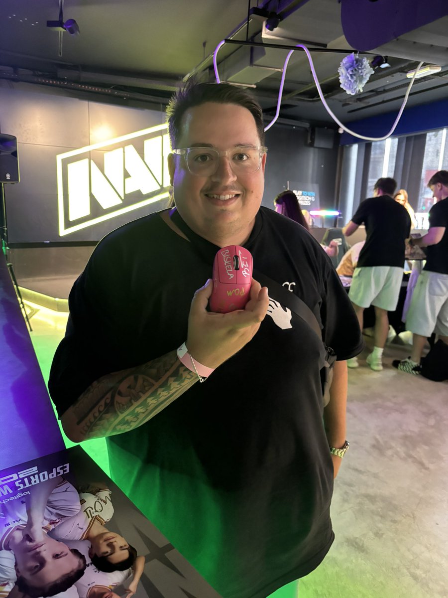 LogitechGesport's tweet photo. Get your SUPERLIGHTs signed too! 💗 https://t.co/TEblhNPgX2