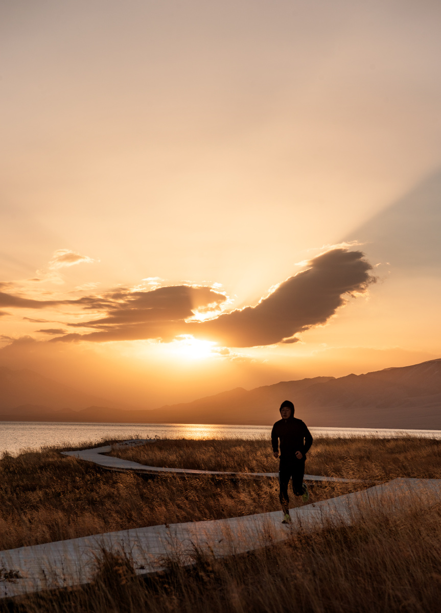 christianatian4's tweet photo. Just finished a quick 10km morning run around the West Lake—clear skies, fresh air, and zero crowds, perfect way to kick off the weekend! https://t.co/QgAMy7HsEI