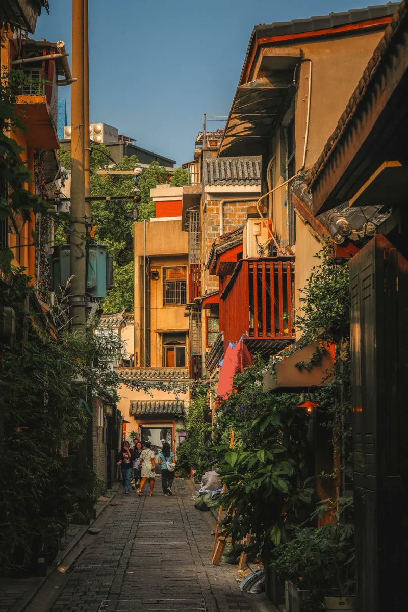 YingThong6's tweet photo. Golden hour glow hitting a random street corner—nothing beats these unplanned city vibes. https://t.co/ALo5lxqL34