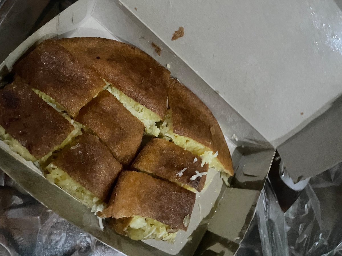 nekkochem's tweet photo. Gw tadi ngidam steak banget tp karna mahal jadi gw beli martabak manis https://t.co/I8NeJQlxUw