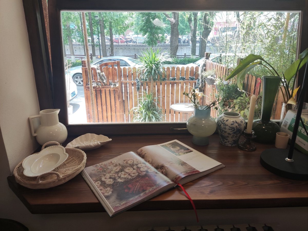 SSchultz2345's tweet photo. My morning routine used to be rushing to catch the 7am bus, but now I walk my old dog and brew warm oat milk latte at home—small shifts make big days.， https://t.co/nMSdvimJXC