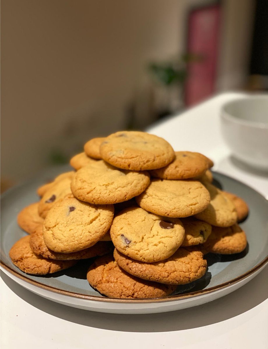 tipppp12's tweet photo. Just pulled my homemade chocolate chip cookies fresh from the oven—crispy edges, gooey centers, and the whole apartment smells like warm joy! https://t.co/or2CmiKLs5