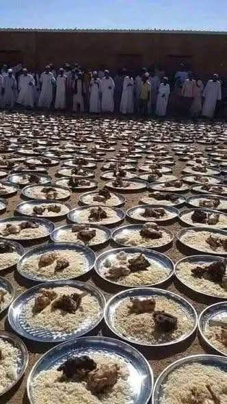 ToptancCem69915's tweet photo. SUDAN'LI BİR ADAM OĞLUNUN DÜĞÜNÜ İÇİN ZİYAFET VERİR.

Bu Ziyafete Sadece Fakirleri Çağırır. 
Ve Onların Orada Oturup Yemeği Yemeleri Yerine Yemek Sinilerini Evlerine Götürüp Aileleriyle, Çocuklarıyla Yemelerini İster, Ortaya Güzel Bir Manzara Çıkar.
Allah (c c) Ebeden Razı Olsun.. ❤️

(Alıntı Kemal Akmansoy)