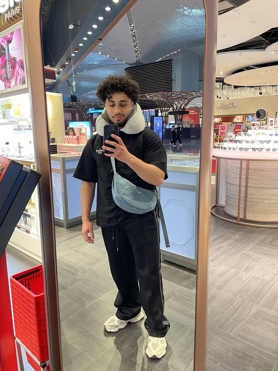 RyadMillion's tweet photo. Plus je voyage plus je réalise à quel point rester au même endroit toute sa vie coûte cher https://t.co/RiCB8EHUUa