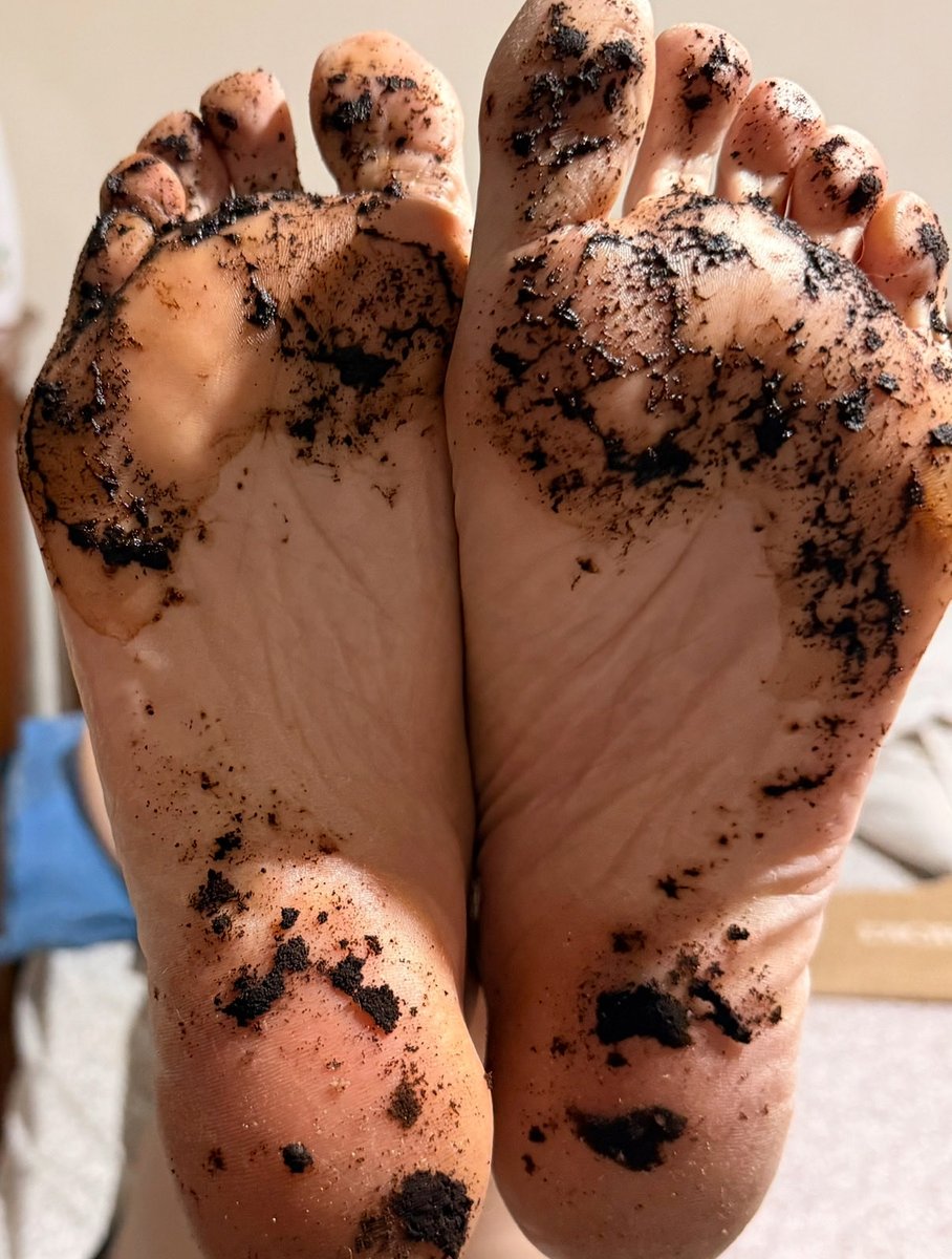 DiannaSymard's tweet photo. @rt_feet Coffee grounds ����🏻‍♀️ https://t.co/d6C0g166IE
