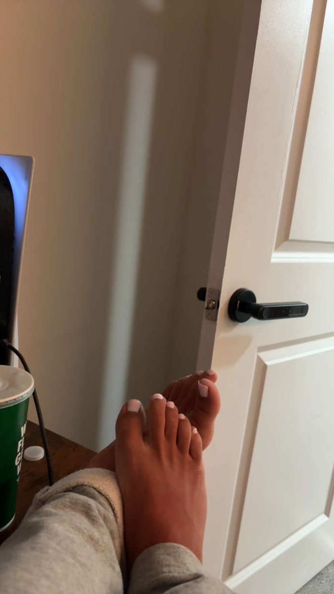 greedycleo's tweet photo. go broke for my perfect feet https://t.co/vzmWKbFvVw