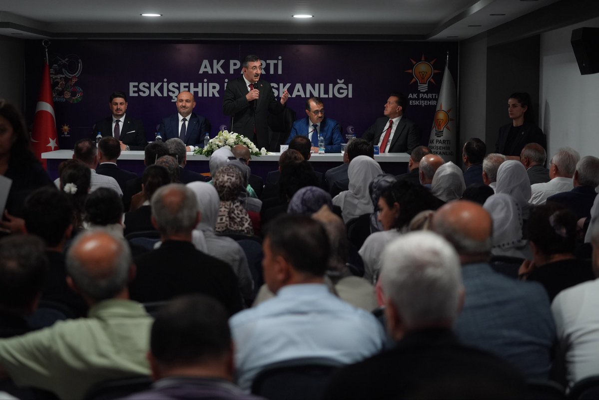 _cevdetyilmaz's tweet photo. Eskişehir ziyaretimiz vesilesiyle AK Parti Eskişehir İl Başkanlığı’nı ziyaret ederek kıymetli dava arkadaşlarımızla bir araya geldik. Sonrasında Cumhur İttifakı ortağımız MHP Eskişehir İl Başkanlığı'nı ziyaret ettik. 

Cumhur İttifakı olarak 'Türkiye Yüzyılı'nda milletimize hizmet yolunda birlikte çalışmaya, Eskişehir ve ülkemiz için hep birlikte hizmet etmeye devam edeceğiz.

AK Parti Eskişehir İl Başkanı Sayın Gürhan Albayrak’a ve MHP İl Başkanı Sayın Ayhan Sezer’e ve teşkilat mensuplarına teşekkür ediyor, özverili çalışmalarında başarılar diliyorum.