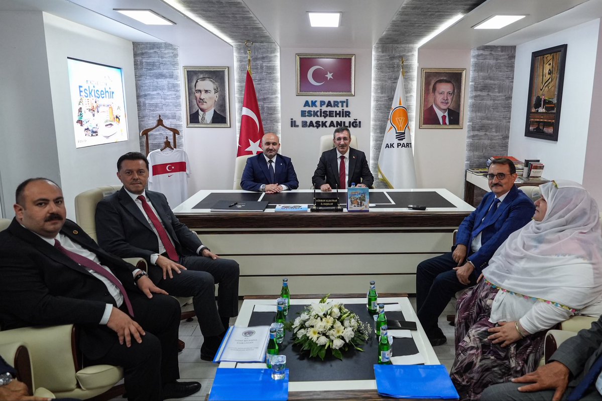 _cevdetyilmaz's tweet photo. Eskişehir ziyaretimiz vesilesiyle AK Parti Eskişehir İl Başkanlığı’nı ziyaret ederek kıymetli dava arkadaşlarımızla bir araya geldik. Sonrasında Cumhur İttifakı ortağımız MHP Eskişehir İl Başkanlığı'nı ziyaret ettik. 

Cumhur İttifakı olarak 'Türkiye Yüzyılı'nda milletimize hizmet yolunda birlikte çalışmaya, Eskişehir ve ülkemiz için hep birlikte hizmet etmeye devam edeceğiz.

AK Parti Eskişehir İl Başkanı Sayın Gürhan Albayrak’a ve MHP İl Başkanı Sayın Ayhan Sezer’e ve teşkilat mensuplarına teşekkür ediyor, özverili çalışmalarında başarılar diliyorum.