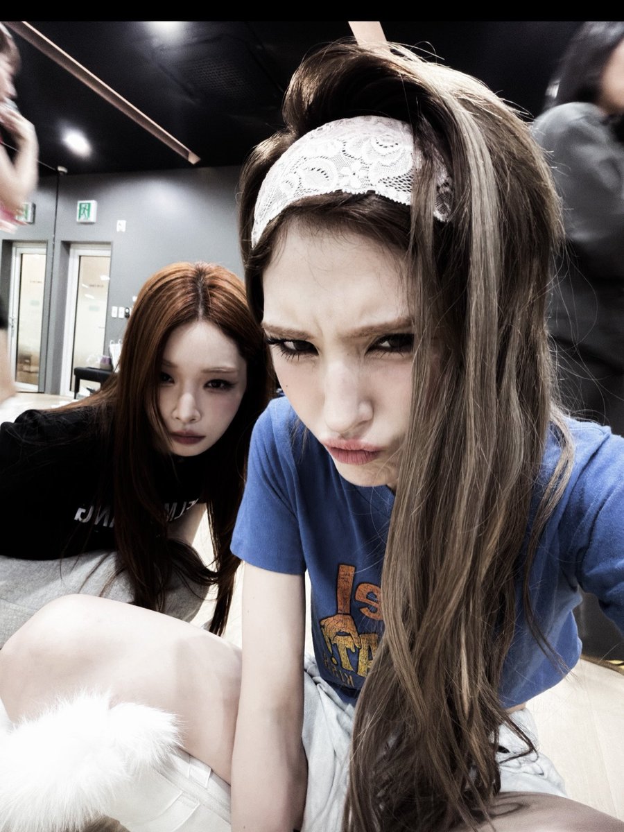 dovvma's tweet photo. the days of my maknae era began and became memories in the blink of an eye; just like swiping through these photos. https://t.co/poI3Nec1q7