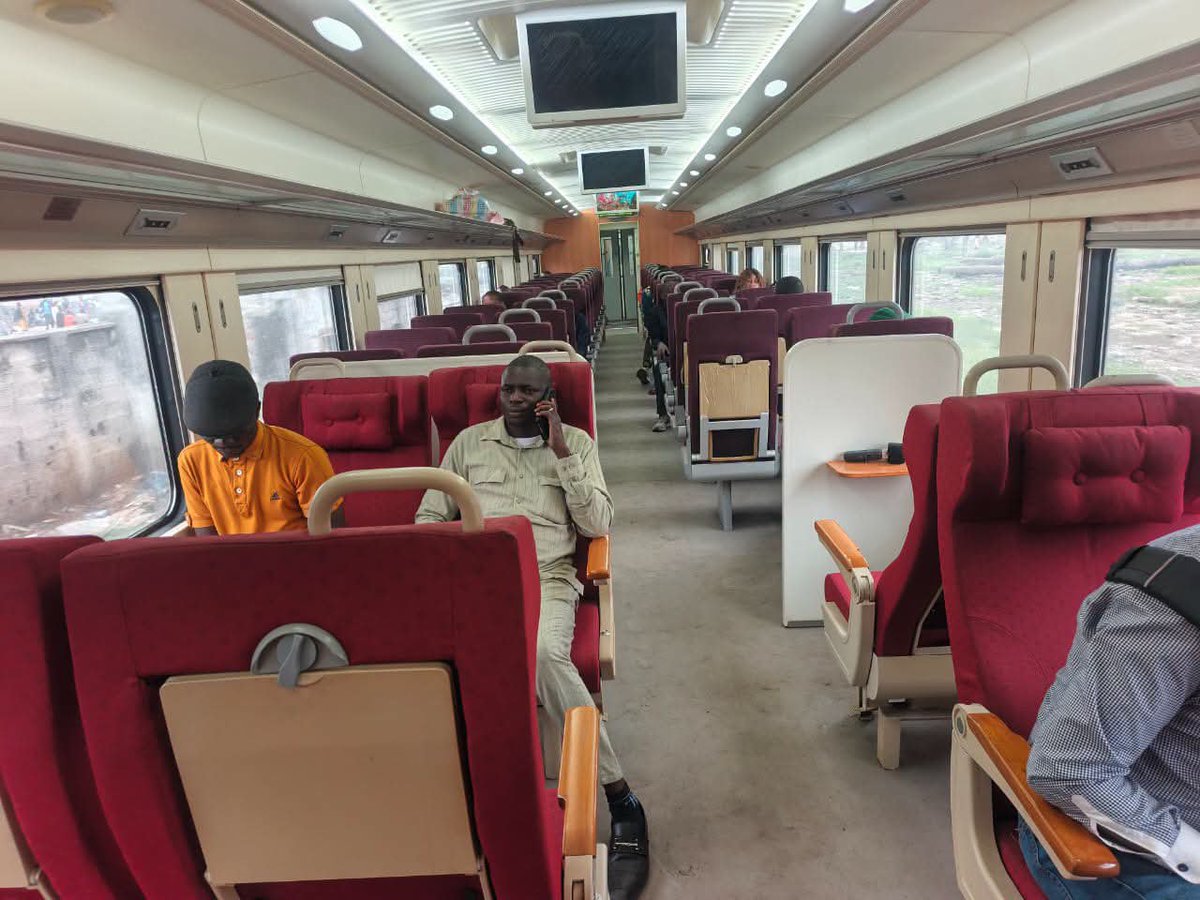 ChristianM36fu's tweet photo. #Kinshasa : l’#ONATRA relance le train urbain après 15 ans d’interruption https://t.co/rYnqRdMq2i