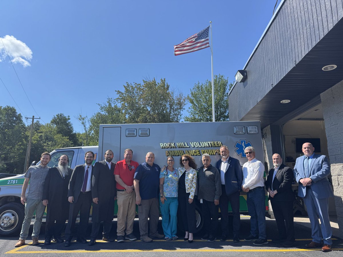 PeterforNY19's tweet photo. Iβm proud to stand with the EMS providers who serve our rural communities. π
We started in started in Rock Hill and then went to the training center to meet with EMS captains from across #SullivanCounty to discuss funding, recruitment, hospital transfers, and what we can do to better support their mission.
Thank you to the brave and talented men and women who answer the call when our communities need them most!