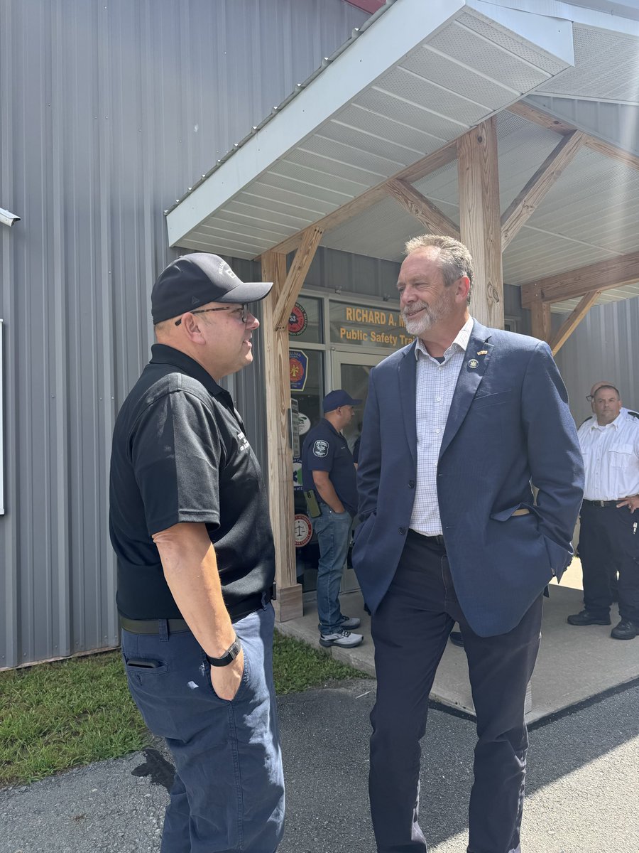 PeterforNY19's tweet photo. Iβm proud to stand with the EMS providers who serve our rural communities. π
We started in started in Rock Hill and then went to the training center to meet with EMS captains from across #SullivanCounty to discuss funding, recruitment, hospital transfers, and what we can do to better support their mission.
Thank you to the brave and talented men and women who answer the call when our communities need them most!