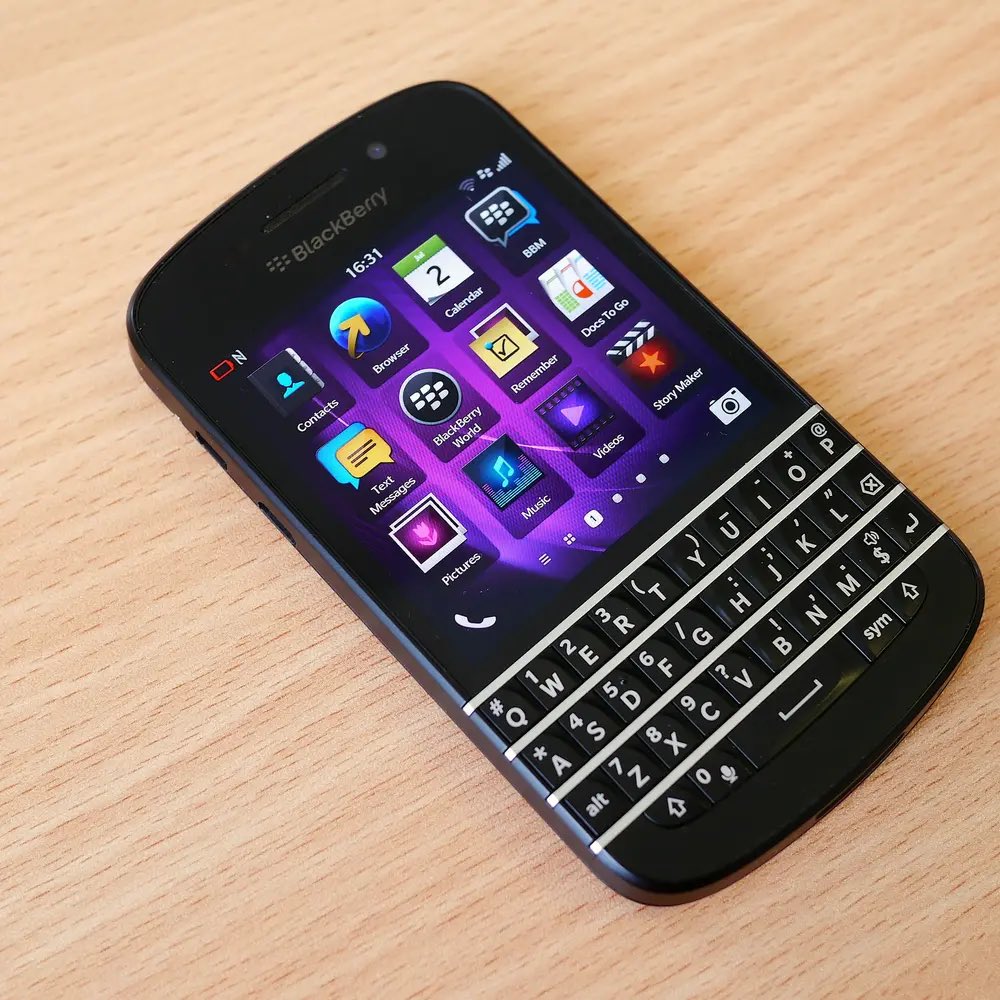 D86A19's tweet photo. @TechVoicenet نفس أبعاد بلاكبيري تقريبا https://t.co/vHAzxhqBtD