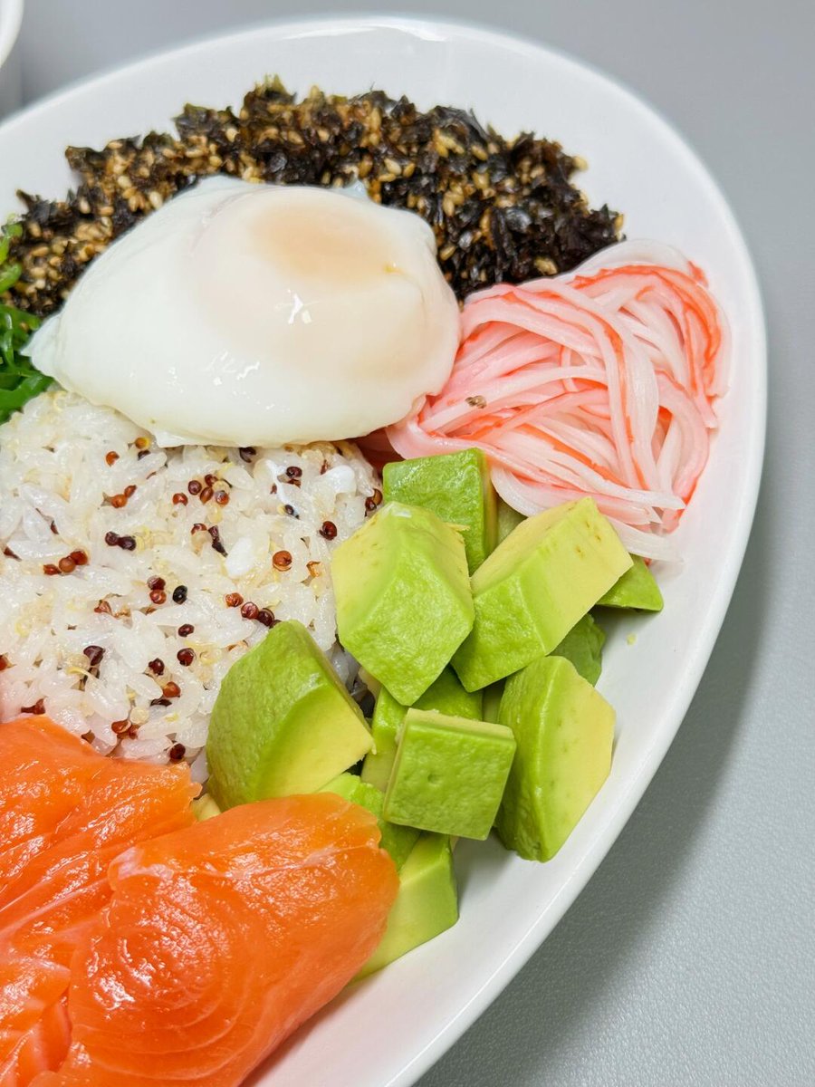 1991Myat's tweet photo. [Guilt-free post-workout fuel: Baked salmon + quinoa + steamed broccoli, 30g protein u0026 under 350 calories. Fuel your gains without the bloat!]， https://t.co/F1dDPYAa7J