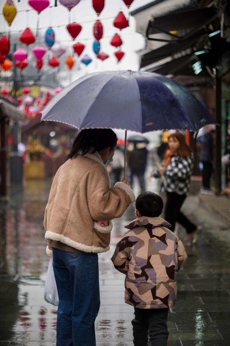 mhmwd60873394's tweet photo. [Rainy afternoon in the city, a kid skipping puddles with a neon umbrella turns a boring commute into a tiny happy moment. Street vibes hit different!]， https://t.co/JWfCDiPztq