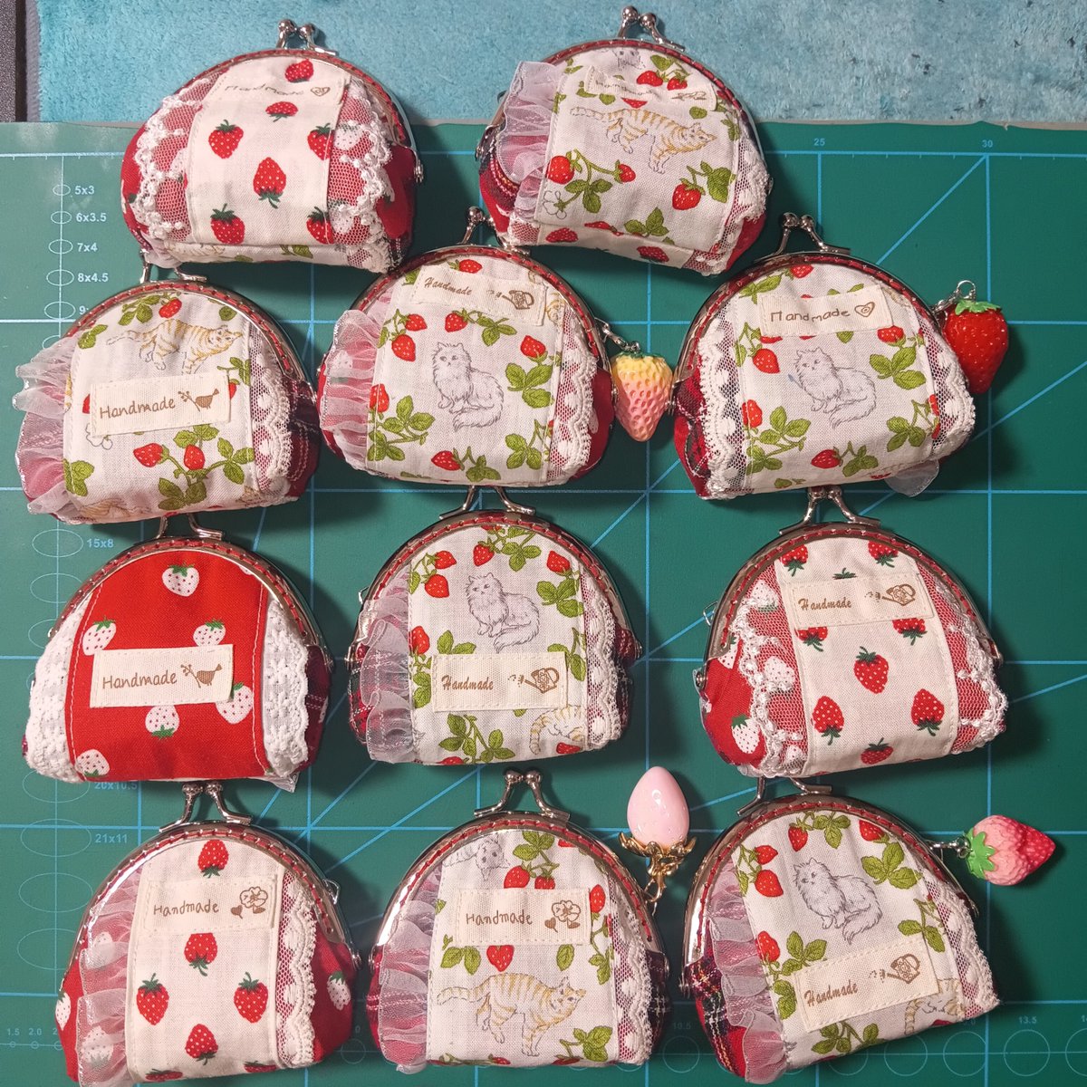 tusksakaki's tweet photo. 11個出来上がりまして１２個目作成中🍓表面と反対面。

はじめに作っていた時内側にポケットつけていたことをすっかり忘れており

ポケット無しで少し価格下げにてご了承頂きました。助かります、ありがとうございます🥹

（ご予約品） https://t.co/9ji3L9GKCb