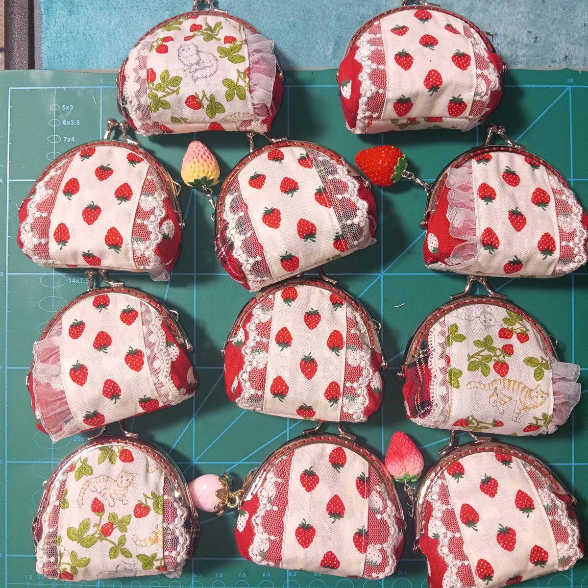 tusksakaki's tweet photo. 11個出来上がりまして１２個目作成中🍓表面と反対面。

はじめに作っていた時内側にポケットつけていたことをすっかり忘れており

ポケット無しで少し価格下げにてご了承頂きました。助かります、ありがとうございます🥹

（ご予約品） https://t.co/9ji3L9GKCb