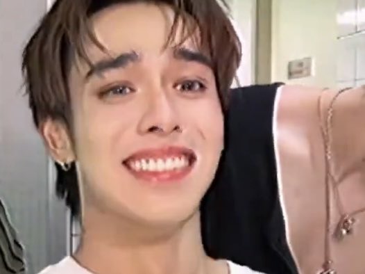 Npnim1992's tweet photo. ผมที่พยายามจะฟังเพลงนี้ให้เศร้า
ศลป : 

#TRINITY_TNT #JackieJackrin #ThirdLapat #SVRN https://t.co/j5ShDbXKpZ
